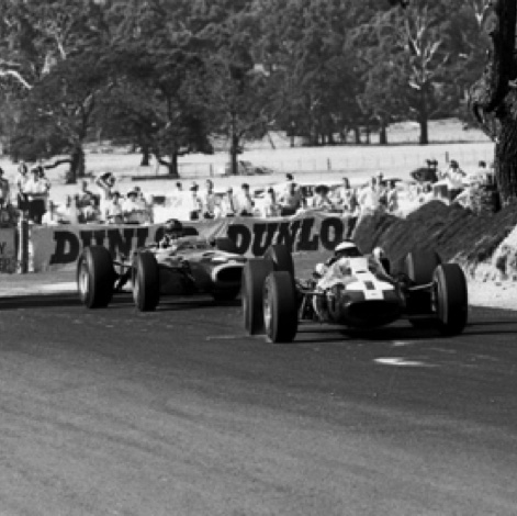 JIm sur la Lotus 39 devant Graham Hill sur la BRM P261